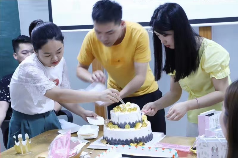 建圳達電線電纜公司-員工生日會，一起切蛋糕